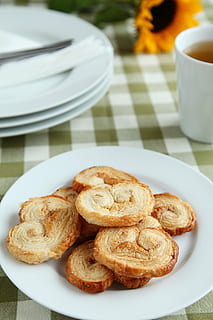 foto, al forno, cibo, piatto, boccale, aperitivo, prima colazione, brunch, delizioso, dolce, gusto, fresco, buongustaio, Pasticcino, spuntino, Spezia, spirale, zucchero, turbine, gustoso, trattare, croissant, freschezza, cibo e bevande, tavolo, natura morta, pronto a mangiare, nessuno, vista dall'alto, tazza, concentrarsi sulle conoscenze acquisite, in casa, avvicinamento, bere, caffè, pasto, cibo dolce, porzioni, tentazione, vasellame, cibo francese, 5K, CC0, dominio pubblico, privo di copyright