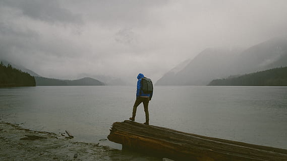 uomo, in piedi, di legno, piattaforma, davanti, acqua, giorno, persona, ceppo, accanto, riva del mare, bianca, nuvoloso, cielo, zaino, maschio, tipo, bookbag, natura, all'aperto, una persona, donne, lago, montagna, paesaggio, mare, persone, retrovisore, la tranquillità, lunghezza intera, nebbia, scenics - natura, vacanze, attività di svago, nuvola - cielo, vacanza, viaggio, bellezza nella natura, catena montuosa, guardando a vista, 4K, CC0, dominio pubblico, privo di copyright