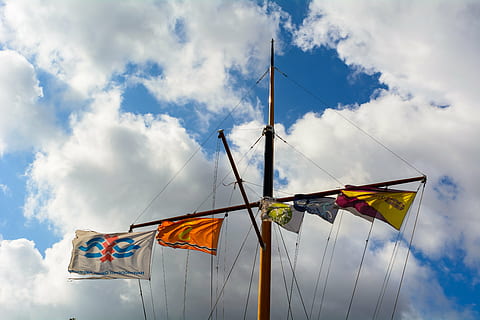 skyer, himmel, flag, skib, mast, sky - himmel, vind, natur, miljø, lav vinkel visning, pol, dag, ingen mennesker, multi farvet, blå, sejlbåd, transportmidler, nautiske fartøj, udendørs, patriotisme, transportform, rigning, 5K, CC0, offentligt domæne, royaltyfrie