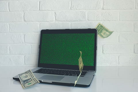 Macbook Pro, computer portatile aperto, matrice, codice, numeri, computer, i soldi, Contanti, banconota da un dollaro, dollaro, il computer portatile, muro bianco, mattone, parete, schermo, caduta, mod, tecnologia, tecnologia wireless, caratteristica della parete, comunicazione, connessione, nessuno, in casa, rappresentazione, tavolo, colore verde, rappresentazione umana, muro di mattoni, attività commerciale, tastiera, tastiera del computer, 4K, CC0, dominio pubblico, privo di copyright