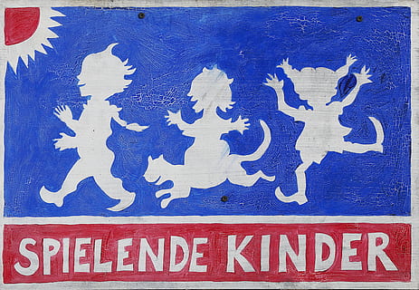 Schild, Warnung, Hinweis, Kinder spielen, altes Schild, verwittert, schmutzig, Blechschild, Straße, Blau, Text, Kommunikation, westliche Schrift, keine Leute, Nahansicht, Wandbau - Funktion, Zeichen, Vollbild, weiße Farbe, Information, Hintergründe, Tag, draußen, Transport, Natur, Flagge, Großbuchstabe, texturiert, Muster, globale Kommunikation, 2K, CC0, gemeinfrei, lizenzfrei