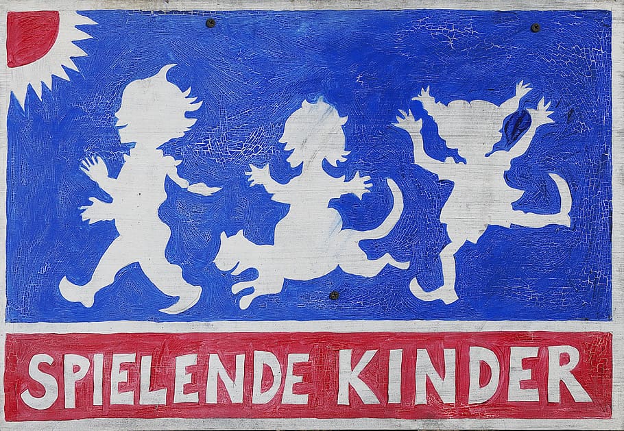 Schild, Warnung, Hinweis, Kinder spielen, altes Schild, verwittert, schmutzig, Blechschild, Straße, Blau, Text, Kommunikation, westliche Schrift, keine Leute, Nahansicht, Wandbau - Funktion, Zeichen, Vollbild, weiße Farbe, Information, Hintergründe, Tag, draußen, Transport, Natur, Flagge, Großbuchstabe, texturiert, Muster, globale Kommunikation, 2K