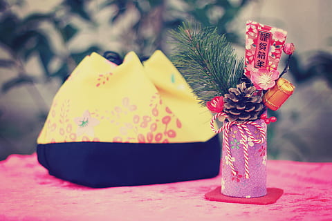 rosa, cilíndric, cas, pinya de pi, al costat, groc, negre, bossa, bossa negra, decoració, Nadal, celebració, regal, pastís, ornamentat, vermell, festa, postres, cap gent, flor, primer pla, a l'interior, planta, planta amb flors, gerro, naturalesa, art i artesania, centrar-se en primer pla, taula, natura morta, arc, artesania, color rosa, esdeveniment, motiu floral, arranjament floral, bouquet, porpra, 1080P, CC0, domini públic, lliure de regalies