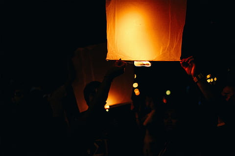 lanterna di carta gialla, persona, Lanterna di carta, ore notturne, lanterna, luce, illuminazione, ombra, silhouette, notte, attrezzatura per l'illuminazione, calore - temperatura, fuoco - fenomeno naturale, lampada elettrica, illuminato, raggiante, luce - fenomeno naturale, colore arancione, fiamma, ardente, persone reali, persone accessorie, celebrazione, adulto, festival tradizionale, gruppo di persone, buio, evento, rilasciando, persone, 1080P, CC0, dominio pubblico, privo di copyright