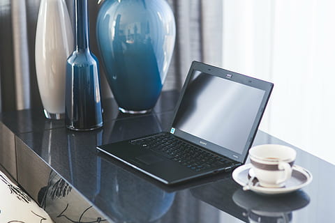 noir, ordinateur portable, tourné, café, La technologie, technologie, portable, ordinateur, carnet, bureau à domicile, maison, intérieur, Bureau, Espace de travail, affaires, table, moderne, à l'intérieur, tasse, l'Internet, Technologie sans fil, Nourriture et boisson, boisson, la communication, tasse à café, meubles, agresser, personne, café - boisson, lien, équipement ménager, rafraîchissement, verre, vaisselle, 4K, CC0, domaine public, libre de droits