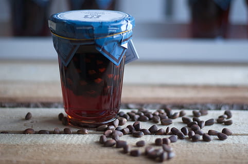 vidre, melmelada, cedre, noguera, pinya de pi, marró, utilitzar, cons, producte, menjar, dolç, útil, fusta, taula, gust, postres, fragant, salut, menjar i beguda, gra de cafè torrat, beure, a l'interior, cap gent, primer pla, natura morta, refresc, centrar-se en primer pla, cafè, frescor, cafè - beguda, enfocament selectiu, material de fusta, tassa, vidre - material, cafeïna, cub de sucre, 4K, CC0, domini públic, lliure de regalies