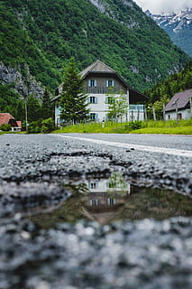 Straßenreflexion, slowenisches Haus, Weiß, grau, Haus, Grün, Berg, Zuhause, Reflexion, Pfütze, Asphalt, Straße, Baum, Wald, Gras, Zaun, Dorf, Stadt, Dorf, Perspektive, Fernbedienung, Wasser, die Architektur, gebaute Struktur, Gebäudehülle, Gebäude, keine Leute, Natur, Tag, Pflanze, draußen, Schönheit in der Natur, grüne Farbe, Wohngegend, konzentrieren sie sich auf den hintergrund, See, Oberflächenniveau, 5K, CC0, gemeinfrei, lizenzfrei