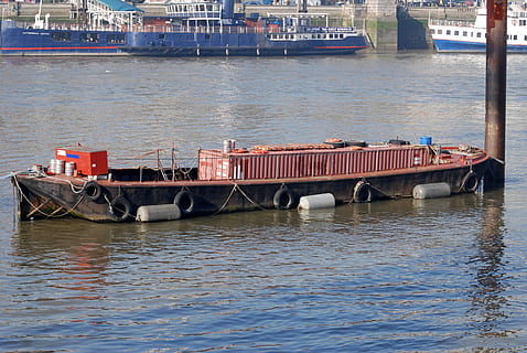 barcaza, almacenamiento, envase, río, agua, barco náutico, transporte, modo de transporte, frente al mar, arquitectura, día, nadie, estructura construida, amarrado, exterior del edificio, naturaleza, puerto, ondulado, Transporte de carga, al aire libre, ciudad, embarcaciones de pasajeros, velero, 4K, CC0, dominio público, libre de derechos