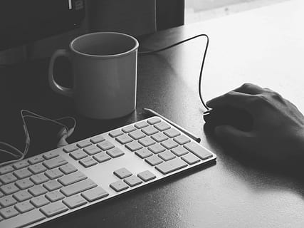 Weiß, Keramik, Becher, weißer Apfel, Apple-Tastatur, Kaffee, Hände, Computer, Computer Tastatur, Geschäft, menschliche Hand, Schreibtisch, Arbeiten, Büro, Technologie, Menschen, Internet, Kaffee trinken, Besetzung, Laptop, kabellose Technologie, Kommunikation, Tastatur, Verbindung, Tabelle, Tasse, menschliches Körperteil, Hand, drinnen, eine Person, Computerausrüstung, Kaffeetasse, Getränk, echte Menschen, Finger, 4K, CC0, gemeinfrei, lizenzfrei