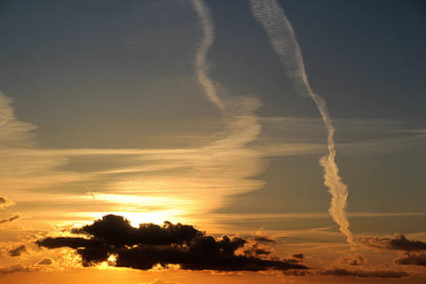 altın, saat, bulutlar, gün batımı, Güneş, Kara bulutlar, parlak bulut, jet duman izi, abendstimmung, gökyüzü, akşam, Akşam gökyüzü, doğa, scenics, hava, bulut - gökyüzü, manzaralar - doğa, doğada güzellik, insansız, turuncu renk, açık havada, huzur, çevre, vapur seyahati, sakin sahne, Güneş ışığı, pastoral, akşam karanlığı, siluet, dramatik gökyüzü, gün, Su, kirlilik, 5K, CC0, kamu malı, telif ücretsiz