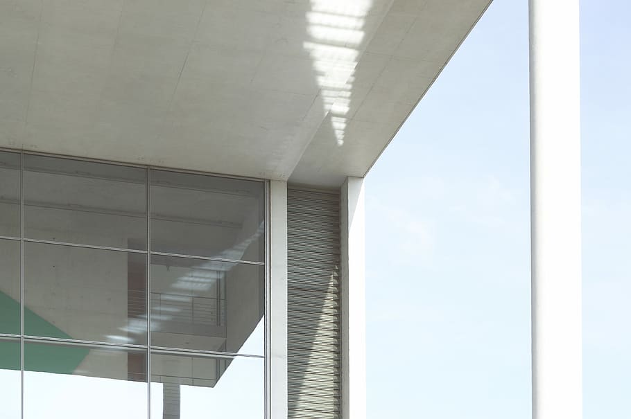 paul-løbe-haus berlin, fotografering af bygningen, arkitektur, vindue, struktur, arkitektoniske detaljer, hvid, minimalistisk, moderne, hus, grå, blå, pastel, arkitektoniske, bygget struktur, dag, ingen mennesker, lav vinkel visning, himmel, bygning udvendig, glas - materiale, sollys, udendørs, natur, bygning, hvid farve, skyfri himmel, gennemsigtig, mønster, metal, kontor, arkitektoniske kolonne, beton, loft, 5K