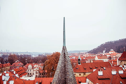 brązowy, Zielony, wieża, dzień, architektura, budynek, infrastruktura, Struktura, ustanowienie, drzewa, lato, jesień, spadek, na zewnątrz budynku, zbudowana struktura, dach, pejzaż miejski, żadnych ludzi, Miasto, na dworze, niebo, dzielnica mieszkaniowa, drzewo, Natura, dom, roślina, kopia przestrzeń, dachówka, iglica, 5K, CC0, domena publiczna, darmowe zdjęcia