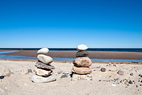 fotografia a fuoco, Due, equilibrio delle rocce, pietre, pila, acqua, mare, spiaggia, equilibrio, torre di pietra, successo, fortuna, vigore, pazienza, impilati, Torre, colorato, mare Baltico, meditazione, riposo, duna, stratificato, ciottolo, stabilità, pietra - oggetto, natura, roccia - oggetto, zen, armonia, scena tranquilla, mucchio, costa, all'aperto, sabbia, cielo, preparativi, terra, orizzonte sull'acqua, orizzonte, scenics - natura, bellezza nella natura, giorno, blu, luce del sole, cielo sereno, la tranquillità, nessuno, solido, roccia, 2K, CC0, dominio pubblico, privo di copyright
