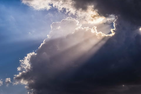 awan, hitam, sinar matahari, cahaya, surga, harapan, cloudscape, langit, awan - langit, keindahan di alam, alam, scenics - alam, tampilan sudut rendah, hari, di luar rumah, tidak ada orang, ketenangan, latar belakang, lingkungan Hidup, idilis, biru, warna putih, angin, kelembutan, kekuatan di alam, meteorologi, 5K, CC0, domain publik, bebas royalti