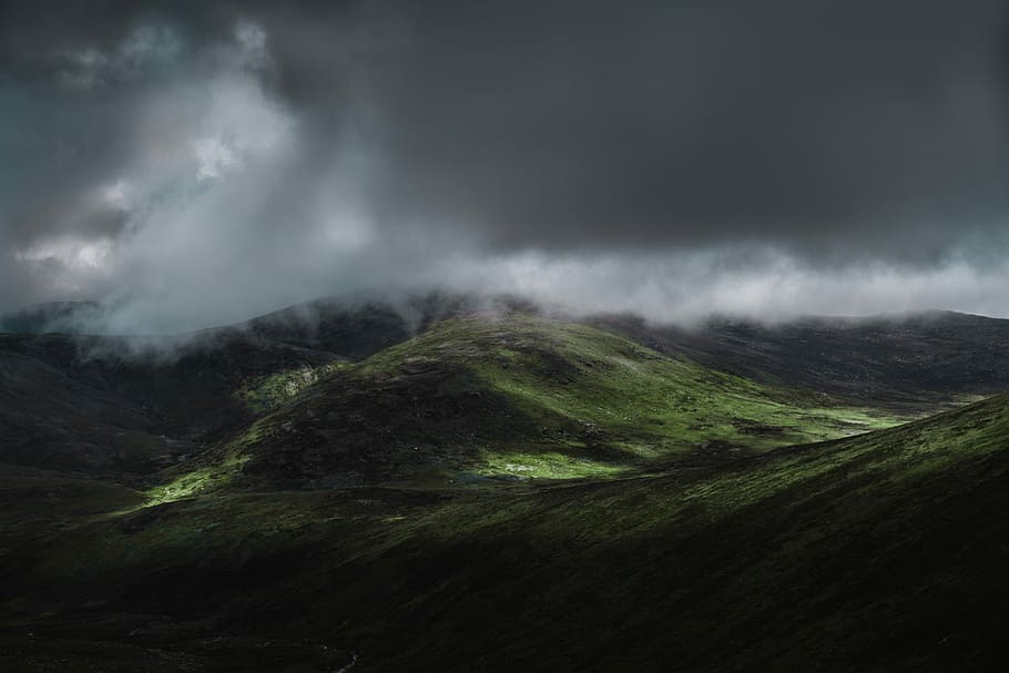 Antenne, Aussicht, Grün, Berg, wolkig, Himmel, Landschaftsfotografie, Hügel, düster, Wolken, Landschaft, bedeckt, bewölkter Himmel, launisch, draussen, Abenteuer, Australien, Wanderung, Natur, grüne Hügel, Mount Kosciuszko, Wolke, Umgebung, wolke - himmel, Szenen - Natur, Schönheit in der Natur, keine Leute, Land, Sturm, Nebel, Gewitter, Gebirge, dunkel, draußen, grüne Farbe, Sturmwolke, Regen, dramatische Landschaft, 5K