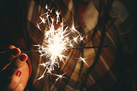 Licht, Hand, Nacht-, dunkel, verwischen, hell, Nahansicht, Farben, Achtung, Abend, weiblich, Feuerwerk, Blitz, halten, Langzeitbelichtung, Lumineszenz, Wunderkerzen, Funken, Sterne, menschliche Hand, menschliches Körperteil, eine Person, beleuchtet, Verbrennung, Feier, Körperteil, Wunderkerze, Fokus auf den Vordergrund, Bewegung, glühend, echte Menschen, nicht erkennbare Person, menschlicher Finger, Finger, Nagel, Feuerwerk - künstliches Objekt, menschliches Glied, 5K, CC0, gemeinfrei, lizenzfrei