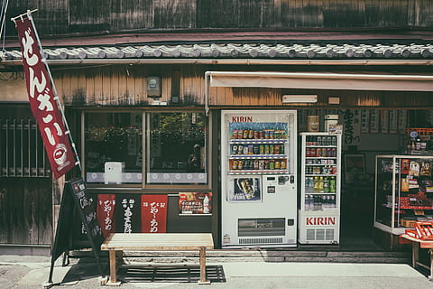 Kirin Automaten, Glastheke, braun, Tabelle, Vorderseite, Geschäft, Verkaufsautomat, Text, gebaute Struktur, Tag, die Architektur, keine Leute, Kommunikation, Gebäudehülle, westliche Schrift, draußen, Stadt, Veröffentlichung, Gebäude, Verkauf, Buch, Skript, Zeichen, nicht-westliche Schrift, Glas - Material, 5K, CC0, gemeinfrei, lizenzfrei