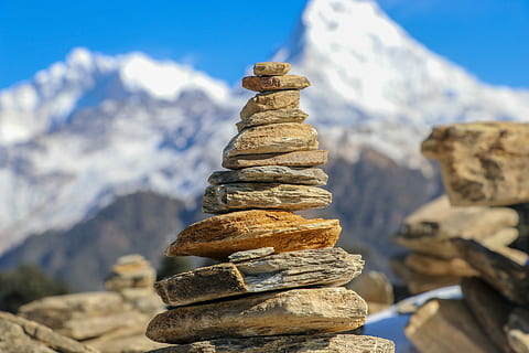 Fernweh, braun, Steinstapel, draußen, Rock, Stapel, Berg, Bokeh, Sonnenlicht, Balance, Natur, Fokus auf den Vordergrund, keine Leute, solide, Rock - Objekt, Schönheit in der Natur, Zen-like, Tag, Ruhe, Himmel, Szenen - Natur, Stein - Objekt, Winter, Nahansicht, Gebirge, 5K, CC0, gemeinfrei, lizenzfrei