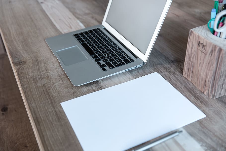macbook, professionista, Marrone, di legno, tavolo, organizzatore di penne, macbook air, lavoro, scrivania, spazio di lavoro, ufficio, il computer portatile, computer, tecnologia, legno - materiale, in casa, attività commerciale, nessuno, Internet, interno di casa, tecnologia wireless, color argento, comunicazione, connessione, dispositivo di informazione portatile, mobilia, usando il portatile, rete di computer, portabilità, posto di lavoro, copia spazio, moderno, comunicazioni globali, 5K