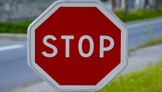Straßenschild zu stoppen, panel, halt, Signalisierung, Straße, der Verkehr, Straßenschild, Indikation, rot, die Straßenverkehrsordnung, Verhalten, lernen, Überschneidung, Kreuzung, Signal, bilden, achteckig, Verordnung, Zeichen, Warnschild, Kommunikation, Stoppschild, Text, Nahansicht, westliche Schrift, Stopp - einzelnes Wort, Stadt, Sicherheit, keine Leute, Beratung, Tag, Großbuchstabe, Transport, weiße Farbe, Warnsymbol, 2K, CC0, gemeinfrei, lizenzfrei