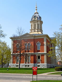 Plymouth, Indiana, palacio de justicia del condado de Marshall, Plymouth, Indiana, edificio, dominio publico, arquitectura, Iglesia, Estados Unidos, exterior del edificio, estructura construida, lugar famoso, rojo, al aire libre, nadie, cielo, árbol, religión, comunicación, naturaleza, firmar, torre, planta, cielo limpio, día, texto, lugar de adoración, creencia, espiritualidad, 4K, CC0, dominio público, libre de derechos