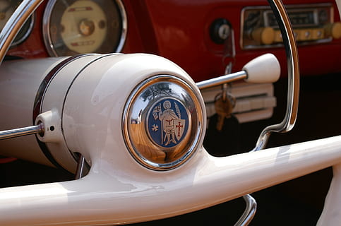 Auto, Lenkrad, Oldtimer, Technologie, Automobil, glänzend, Flitzer, Fahrzeug, Transportmittel, Transport, Landfahrzeug, Retro-Stil, Metall, Kraftfahrzeug, Nahansicht, keine Leute, Tag, Tachometer, rot, silberfarben, Fokus auf den Vordergrund, Chrom, draußen, Steuerung, 1080P, CC0, gemeinfrei, lizenzfrei