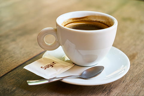 vit, keramisk, kaffekopp, fat, kaffe, Kafé, tabell, dryck, kopp, mat, koffein, Foto, god morgon, morgon-, brun, vakna, makro, trä, näring, fotografi, mat foto, kök, frukost, espresso, bakgrund, restaurang, cappuccino, närbild, godis, sked, kaffe - dryck, mat och dryck, förfriskning, kaffepaus, sockerbit, latte, råna, köksredskap, äta redskap, porslin, trämaterial, inget folk, varm dryck, tesked, alkoholfri dryck, 5K, CC0, offentligt domän, royaltyfria