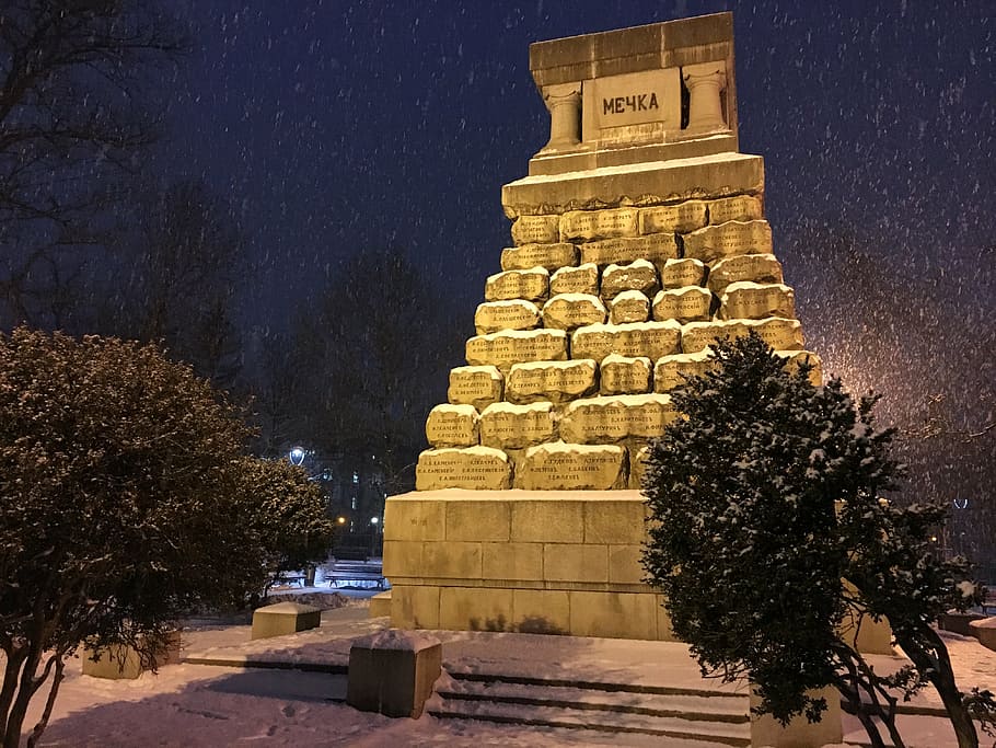 sofia, bulgària, hivern, monument doctoral, jardí de doctorat, centre de la ciutat, nit a sofia, neu, nevades, arbre, planta, nit, arquitectura, estructura construïda, naturalesa, exterior de l'edifici, il·luminat, cap gent, cel, edifici, lloc de culte, destinacions de viatge, religió, creença, a l'aire lliure, estrella - espai, vista d’angle baix, 4K