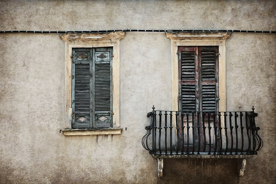 terrasse, hvid, malet, hus, louver vindue, untitled, balkon, vindue, bygning, gammel, struktur, væg, slidt, smuldre, ramme, facade, Italien, arkitektur, bygning udvendig, bygget struktur, ingen mennesker, boligområde, dag, murbygningsfunktion, lav vinkel visning, lukker, udendørs, baggrunde, forvitret, lukket, lejlighed, forladt, 2K