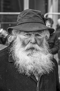 b w, home, vell, barba, gent, a l'aire lliure, personatge, barret, persones reals, una persona, pèl facial, adult gran, roba, retrat, mascles, estils de vida, centrar-se en primer pla, homes, adult, homes majors, vista frontal, mirant la càmera, dia, activitat d'oci, assegut, homes madurs, bigoti, 4K, CC0, domini públic, lliure de regalies