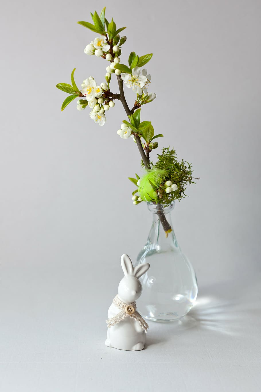 hare, påske, Kristus er steget, ferie, påske bagning, hvid, Søndag, foråret hare porcelæn, blomster, blomstrende gren, grønne blade, blomstrende træ, flor, levende natur, natur, have, klækkeligt, kan, afdeling, blade, blomme farve, vase, dekoration, blomst, plante, blomstrende plante, indendørs, skrøbelighed, friskhed, skønhed i naturen, ingen mennesker, sårbarhed, hvid farve, bord, tæt på, studio skud, stilleben, vækst, blomsterhoved, plante del, blomster arrangement, 4K