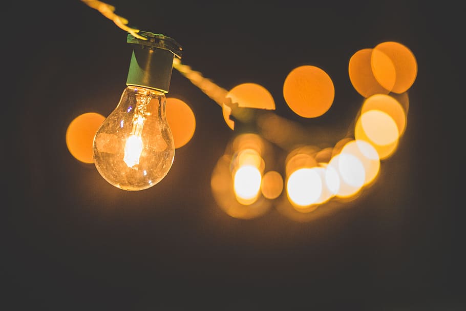 superficiale, messa a fuoco, luce della stringa, arancia, lampadina, trasformato, lampadine a led, luce, buio, oro, illuminato, raggiante, decorazione, Natale, celebrazione, attrezzatura per l'illuminazione, lampada elettrica, defocused, sfondi, giallo, luminosa, sospeso, brillante, astratto, nessuno, avvicinamento, sfondo nero, elettricità, filamento, luce - fenomeno naturale, luce elettrica, in casa, colore arancione, notte, vetro - materiale, girato in studio, concentrarsi sulle conoscenze acquisite, tecnologia, Alimentazione elettrica, materiale elettrico, luminosità, 5K