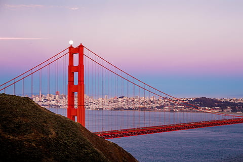 puente de manhattan, arquitectónico, fotografía, rojo, puente, arquitectura, mar, agua, Oceano, montaña, tierras altas, nube, cielo, ciudad, paisaje, puente - estructura hecha por el hombre, puente colgante, conexión, destinos de viaje, transporte, estructura construida, viaje, puesta de sol, naturaleza, bahía, bahía de agua, turismo, paisaje urbano, exterior del edificio, nadie, rascacielos, edificio de oficinas exterior, 4K, CC0, dominio público, libre de derechos