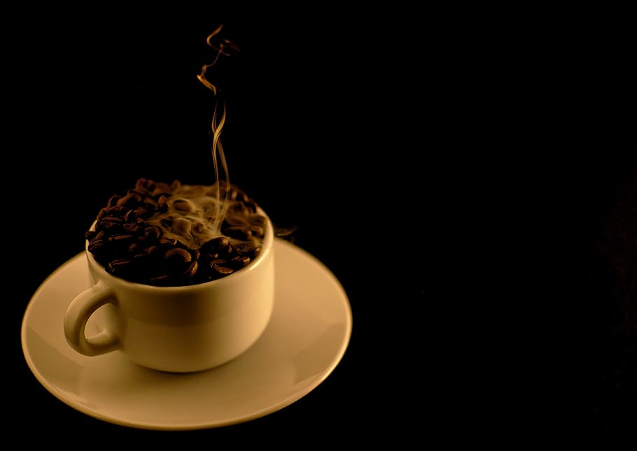 bianca, tazza, piattino, buio, camera, caffè, Giava, caldo, fumante, Fumo, tazza di caffè, chicchi di caffè, pausa caffè, bar, caffè scuro, bere, cibo e bevande, girato in studio, rinfresco, caffè - bevanda, boccale, in casa, sfondo nero, copia spazio, natura morta, freschezza, avvicinamento, vasellame, nessuno, bevanda calda, tavolo, tazza di tè, bevanda analcolica, 4K