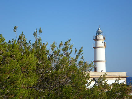 fyrtårn, tårn, ledestjerne, arkitektur, bygning, bygget struktur, bygning udvendig, vejledning, himmel, plante, lav vinkel visning, natur, sikkerhed, retning, træ, ingen mennesker, skyfri himmel, blå, beskyttelse, dag, udendørs, 4K, CC0, offentligt domæne, royaltyfrie