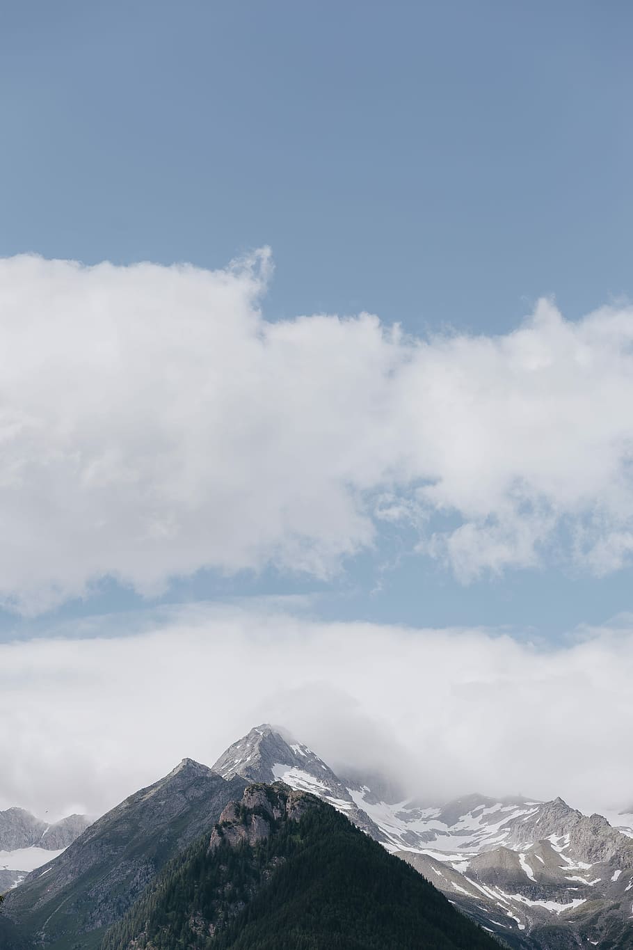 antenne, fotografering, bjergkæde, bjerg, hvid, skyer, Sky, himmel, spids, topmøde, natur, sne, ødemark, robust, terræn, takkede, sommer, sky - himmel, scenics - natur, skønhed i naturen, kold temperatur, vinter, rolig scene, snedækket bjerg, ro, dag, ingen mennesker, ikke-urbane scene, miljø, bjergtop, idyllisk, udendørs, 5K