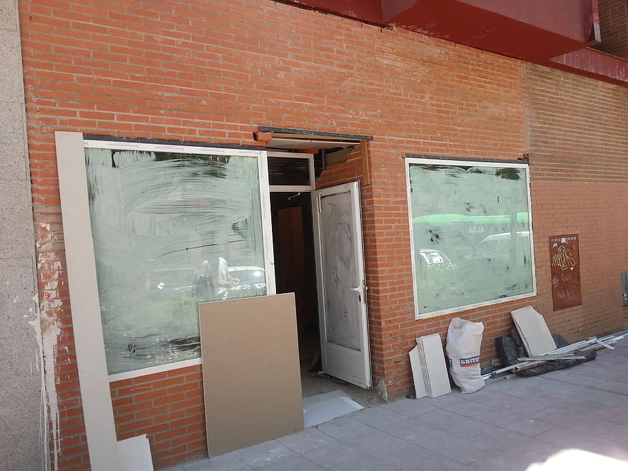 reformes, serveis, reparació, arquitectura, estructura construïda, cap gent, entrada, porta, dia, paret, exterior de l'edifici, paret de maó, maó, edifici, funció de construcció de parets, vidre - material, a l'aire lliure, finestra, material de fusta, reflexió, transparent, obert, 2K