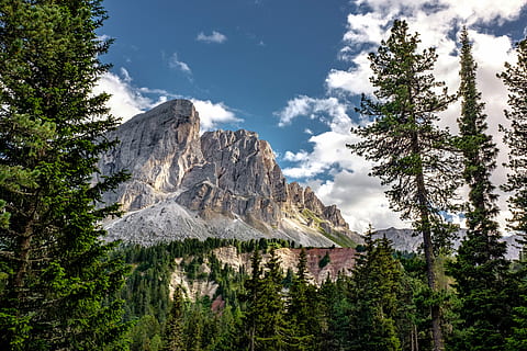 aèria, veure la fotografia, muntanya de roca, blau, skyt, fotografia, muntanyes, bosc, muntanya, arbre, núvol, rock, pi, avet, desert, Serra, rocós, turó, penya-segat, dia, paisatge, planta, bellesa a la natura, cel, núvol - cel, naturalesa, creixement, escenics - natura, cap gent, escena tranquil·la, Muntanyes rocoses, tranquil·litat, color verd, escena no urbana, terra, vista d’angle baix, formació, a l'aire lliure, cim de muntanya, 4K, CC0, domini públic, lliure de regalies