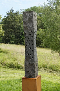 stele, umění objektu, objekt, umění, Botanická zahrada, ulm, umělecká díla, kámen, moderní umění, detail, moderní, krajina, ven, zelená barva, strom, den, tráva, nikdo, venku, rostlina, růst, Příroda, pole, přistát, klid, krása v přírodě, klidné scény, mimoměstské scény, kov, Dějiny, dřevo - materiál, architektura, minulost, 5K, CC0, veřejná doména, bez autorských práv
