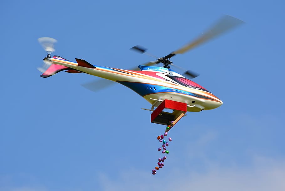 elicottero, uova di Pasqua, Pasqua, lancio, volante, aria, veicolo aereo, acrobazia, elica, aereo, cielo, mezzi di trasporto, velocità, sport estremi, blu, cielo sereno, natura, Inquadratura dal basso, multicolore, giorno, movimento, soleggiato, modo di trasporto, mezz'aria, nessuno, la libertà, all'aperto, cultura artistica e intrattenimento, in movimento, 5K