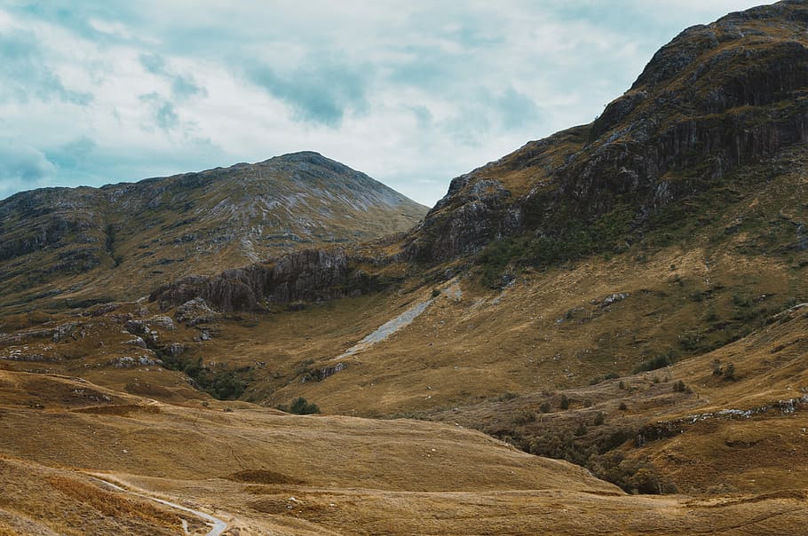 la valle perduta, fotografia ad angolo basso, montagna, valle, roccia, nube, arancia, albero, Scozia, Glencoe, Montana, cielo, paisaje, scenics - natura, bellezza nella natura, paesaggio, ambiente, scena tranquilla, la tranquillità, catena montuosa, nuvola - cielo, scena non urbana, giorno, natura, a distanza, nessuno, geologia, geografia fisica, idilliaco, all'aperto, pianta, formazione, picco di montagna, 4K
