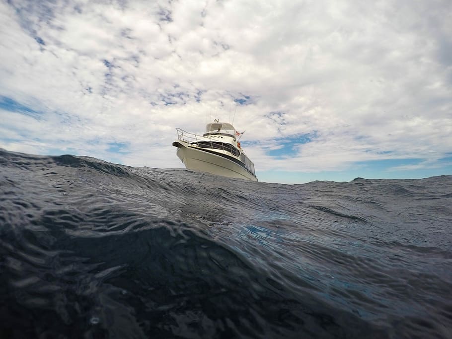 barca in arrivo, bianca, barca cuddy, corpo, acqua, oceano, nube, cielo, barca, mare, wafe, nave, onda, andare in barca, canottaggio, mare aperto, yacht, acque agitate, Australium, nave nautica, nuvola - cielo, modo di trasporto, mezzi di trasporto, natura, all'aperto, giorno, nessuno, movimento, barca a vela, bellezza nella natura, veliero, nave da crociera, naufragio, meteorologia, attrezzatura nautica, lusso, 4K