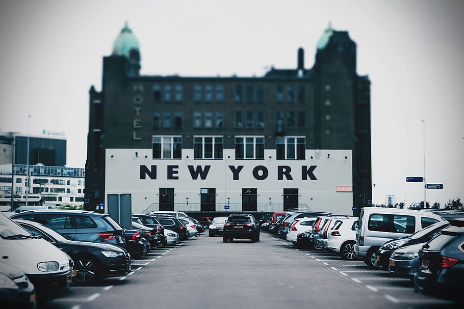 arquitectura, edifici, infraestructura, disseny, hotel, new york, cotxe, vehicle, referència, aparcament, manera de transport, transport, automòbil, vehicle terrestre, exterior de l'edifici, estructura construïda, carretera, ciutat, carrer, text, trànsit, viatjar, dia, guió occidental, comunicació, signe, cel, a l'aire lliure, 5K