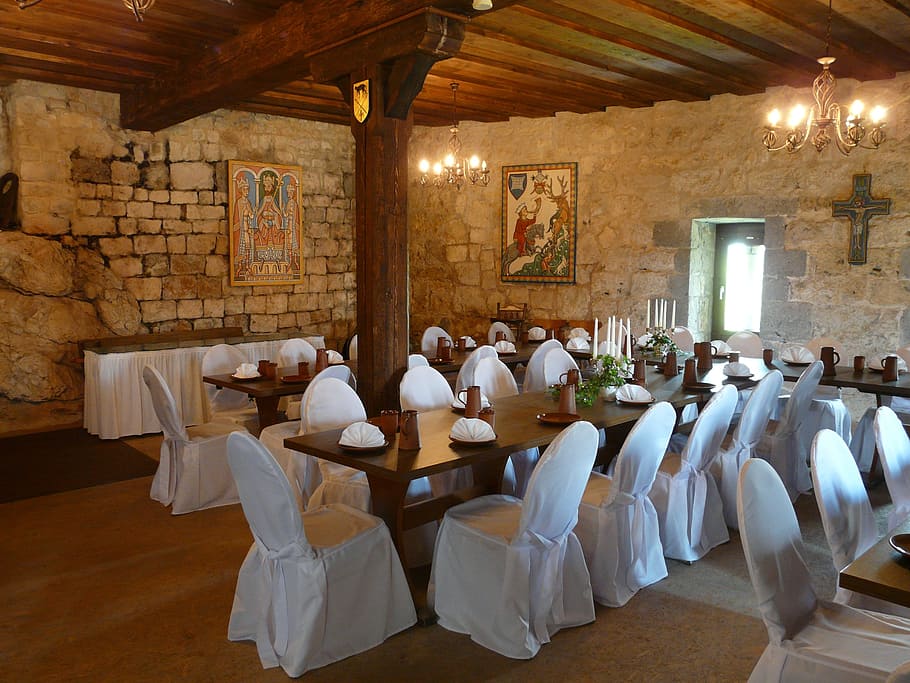 pissarra, rústic, taula, menjar, celebra, edat mitjana, sala del castell, coberta, cadira, assegut, menjar i beguda, a l'interior, seient, restaurant, multitud, dones, grup de persones, gent, adult, beure, homes, negocis, mobles, activitat d'oci, persones reals, relaxació, luxe, vidre, 2K
