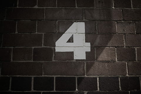 numero 4 dipinto, parete, bianca, 4 stampa, Marrone, muro di mattoni, numero, pietra, luce del sole, ombra, testo, etichetta, quattro, 4, direzione, cartello, città, mattone, urbano, nessuno, caratteristica della parete, struttura costruita, comunicazione, giorno, architettura, fotogramma intero, guida, simbolo, avvicinamento, all'aperto, simbolo della freccia, modello, 5K, CC0, dominio pubblico, privo di copyright