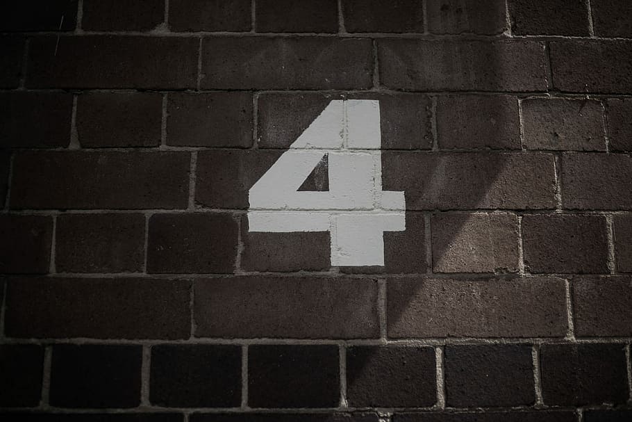 numero 4 dipinto, parete, bianca, 4 stampa, Marrone, muro di mattoni, numero, pietra, luce del sole, ombra, testo, etichetta, quattro, 4, direzione, cartello, città, mattone, urbano, nessuno, caratteristica della parete, struttura costruita, comunicazione, giorno, architettura, fotogramma intero, guida, simbolo, avvicinamento, all'aperto, simbolo della freccia, modello, 5K