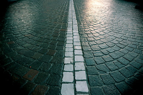 basah, jaringan jalan, jalan, hujan, lalu lintas, jalur siklus, bersinar, aspal, pejalan kaki, jauh, kota Tua, mirroring, trotoar, batu bulat, tambalan, Latar Belakang, batu paving, batu, pola, struktur, diaspal, tanah, lantai batu, pembangunan jalan, granit, batu besar, pemandangan kota, gelap, tua, di luar rumah, Arsitektur, malam, tidak ada orang, tampilan sudut tinggi, kota, air, arah, skema, jalan lurus, 4K, CC0, domain publik, bebas royalti