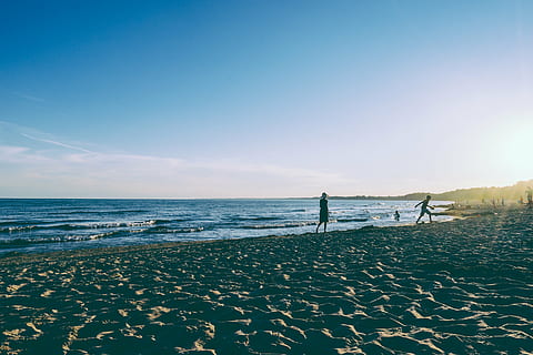 strand, daggry, skumring, hat, udendørs, mennesker, sand, hav, marinemaleri, kysten, kyst, solflare, solopgang, solnedgang, vand, bølger, natur, kystlinje, himmel, jord, skønhed i naturen, horisont over vand, rigtige mennesker, scenics - natur, fritidsaktivitet, herrer, horisont, livsstil, to personer, voksen, barn, søn, 5K, CC0, offentligt domæne, royaltyfrie
