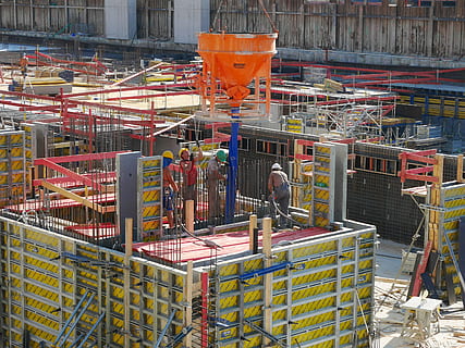 oameni, lucru, galben, roșu, platformă, timpul zilei, santier, muncitori in constructii, muncă, muncitorii, clădire, loc de munca, proiect, în construcție, industrie, industrie de contructie, echipament, Afaceri, ocupaţie, arhitectură, tehnologie, Siguranță, construită, dezvoltare, protecţie, fabrică, mașini, metal, grup de oameni, pălărie, efort, oţel, 2K, CC0, domeniu public, fără drepturi de autor