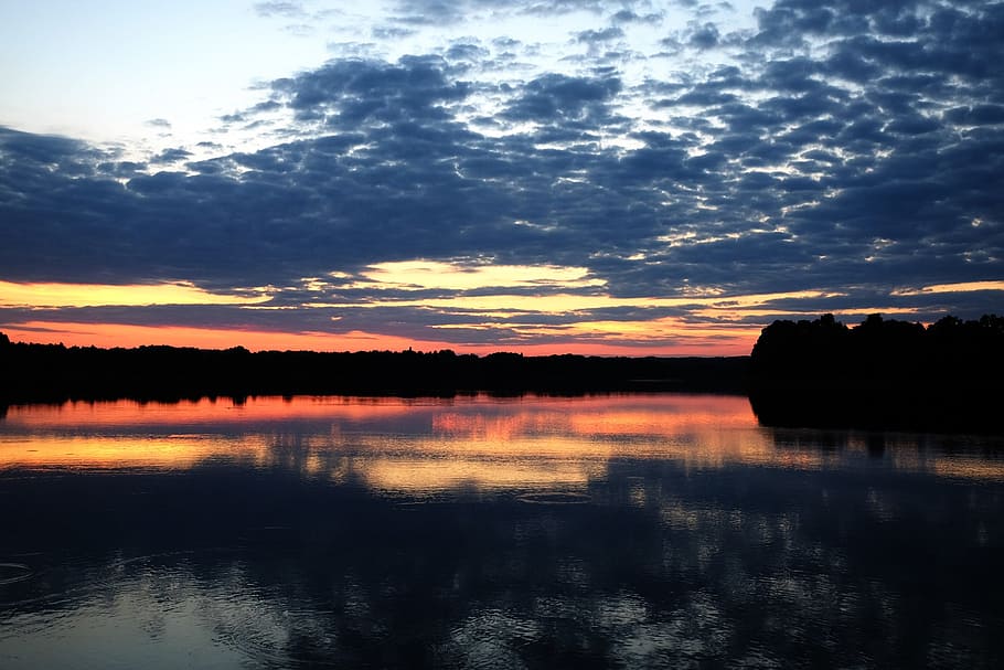 llac, posta de sol, reflexió, pintura, núvols, paisatge, superfície llisa, tarda, cel, núvol - cel, aigua, escenics - natura, tranquil·litat, bellesa a la natura, escena tranquil·la, davant del mar, idíl·lic, silueta, naturalesa, escena no urbana, cap gent, color taronja, cel dramàtic, a l'aire lliure, cel romàntic, 1080P